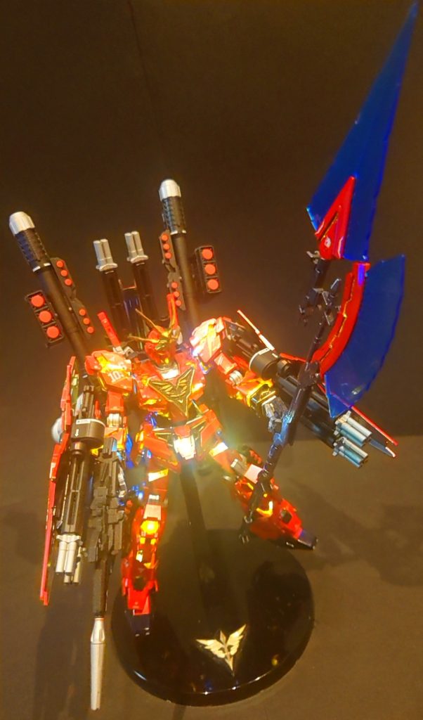 格納状態で装備されていたアームド・アーマーHJハイパービームジャベリンはパイロットの意思でサイコフレームを展開することが出来る！大振りな武器で取り扱いは難しいが、大佐ならは難なく使いこなせるだろう！