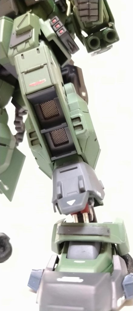 シリンダーと脚部スラスター内のメッシュパーツがお気に入り。