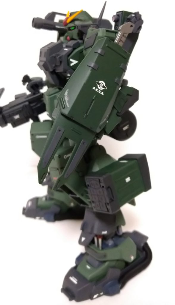 シールドを製作しましたがシールドを持たせると肩のミサイルポッドと干渉することが発覚!反省点です!