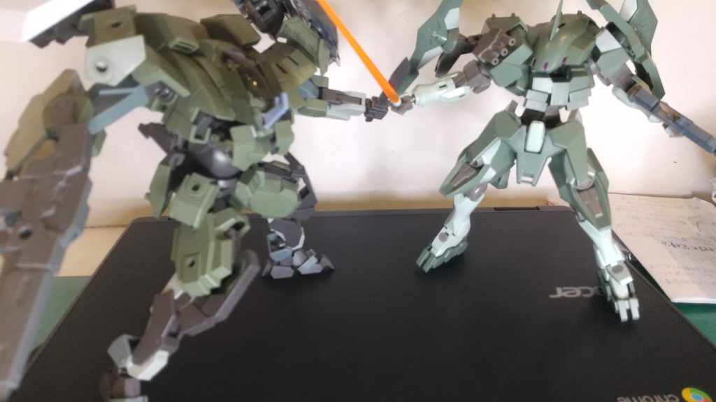 ストライカージンクスVS超兵用アーロンライノ実は超兵用がストライカージンクスと同じ様な装備してるのはストライカージンクスをパクったからです(脳内設定も製作経緯も)。