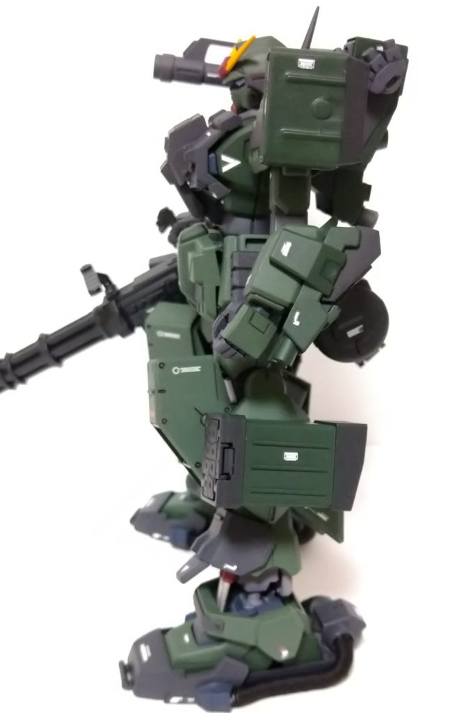 左側。左腕には固定武装として2連装マシンガン装備です。ジャンクパーツ、プラ板箱組みです。