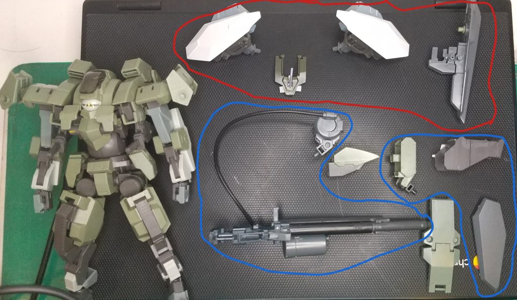 武装構成赤で囲った部分が超兵用、青で囲った部分が砲撃型の装備。中央の青線同士の間にあるパーツは擬似太陽炉です。本体武装はGNビームマシンガン、GNハンドガンx2、GNショートソードx2