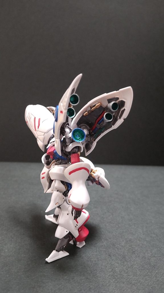 バインダー内と肩にバーニア追加。可動は考えていなかったのですが、取付考えていたら肩のバーニア動いた😳