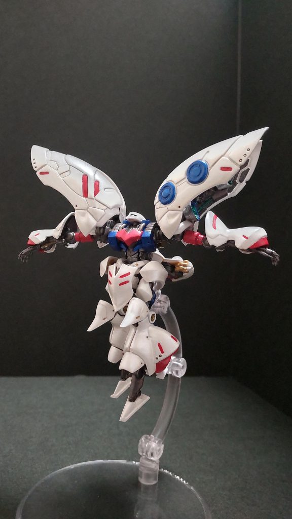 可動関節箇所基本、市販されている関節パーツをベースに加工しています。首（ 可動域拡張）、肩（ バインダ別）、肘、腰、股関節、膝、足首、肩バインダー、肩部スラスター、ファンネルバインダー（ 根元）の10箇所。各製作工程は、リンクをご覧ください。手首は妥協してしまった😓塗装関連基本キラキラにしたくメタリック系で塗装しています。パールホワイトを初めて使いました。ベースの白ですが、実は白サフ＃1500のままです。試し塗りもしたのですが、あまり遜色無いか？まさに手抜き🤪皆さん参考までに。だけど最後にクリヤー（ 光沢）コートしたら全体的にキラキラ感が減少してしまった😰どうすりゃ良かったんだ😮‍💨ベース及び広い塗装面はエアブラシ、細部は筆塗りですが、老眼には勝てません😓おまけに面倒くさがりなので...アップには耐えられない😓😓