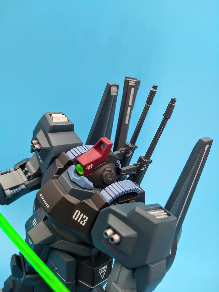 頭部がコックピットとのこと、入口をわかりやすく変更。肩のヘコみが気になって、バルカンにしてみました。