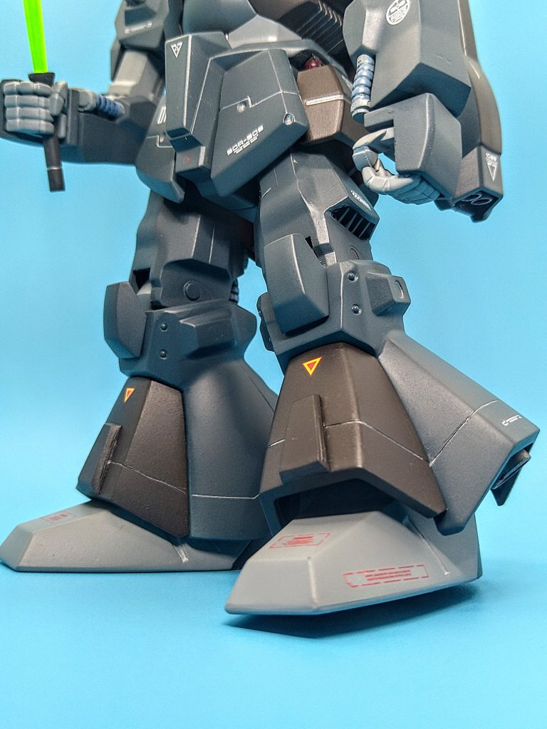 レッグアーマーと腰あたりに、ニガテなスジ彫りを少しだけ。レッグアーマー前方に少しだけふくらみを。