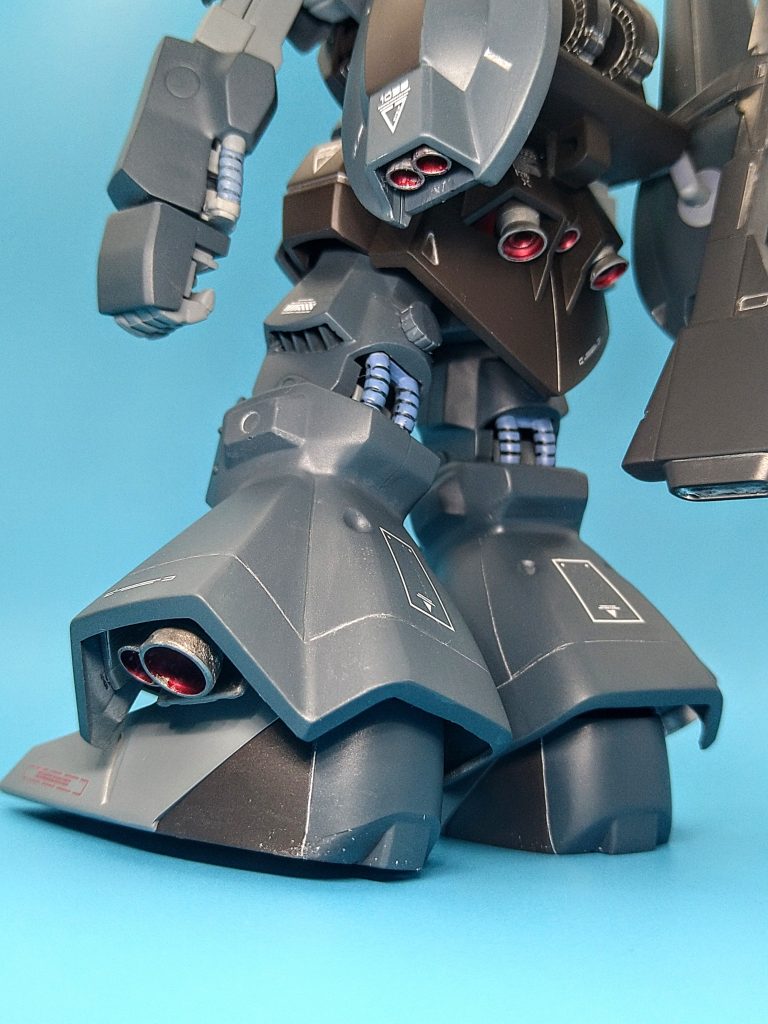 市販のバーニアを付けれるだけ付けてみました。腿のシマシマの所をくり抜いて、排気口風に。