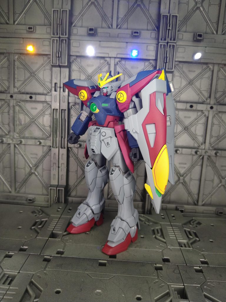 スリムでカッコ良いですが、パーツが細かく、顔は特に苦戦しました。