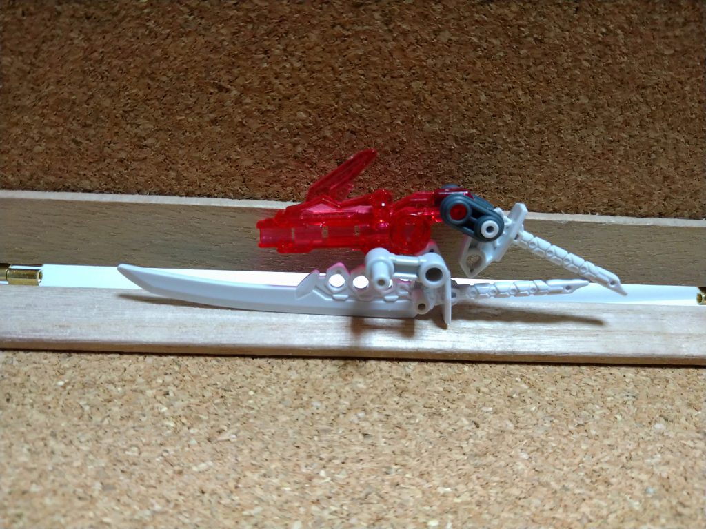 素組みだとカレドヴルッフは大分、左右非対称な上、合体剣の状態でも微妙に刃筋が通ってない。また個人的好みよりもサイズが大きく感じていました。