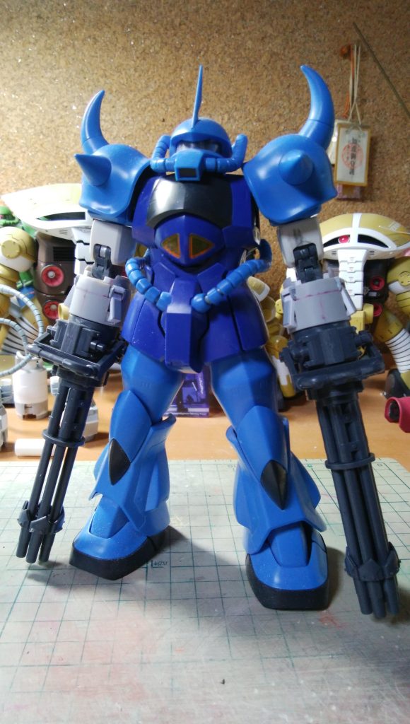 ガトリング砲です。コトブキヤのガトリング砲は大好きです。何かにつけて使ってます。特に砲身を取り付ける基部パーツが正確で、そこだけ使って砲身はアルミパイプに置き換えたりして使ってます。この時は、手を入れるのが恐れ多かったので、後ろだけカットしてそのまま使ってます(^^)。