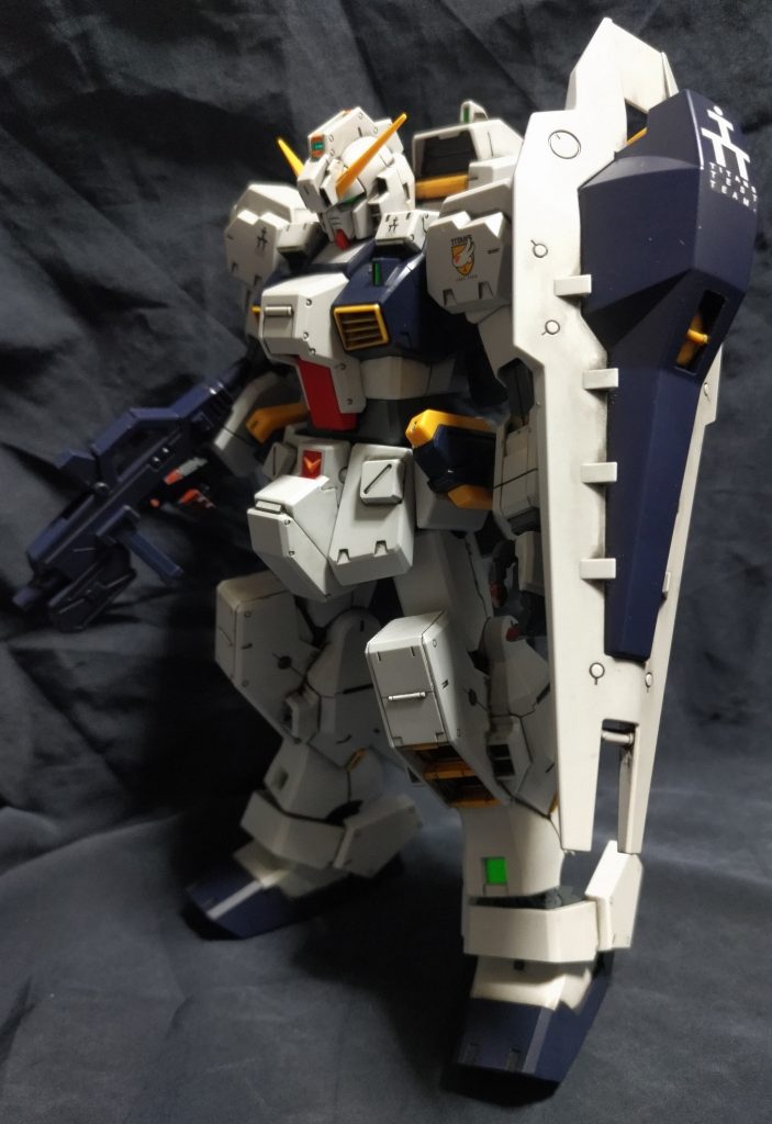 スミ入れと部分塗装を施しています。シールドブースターを持たせています。