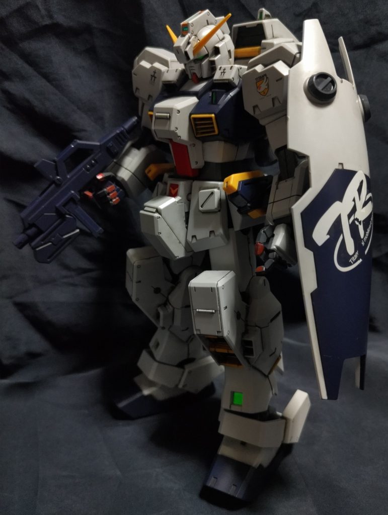 こちらはジムクゥエルと同型のシールドを持たせた状態。（画像差し替えました、デカール剥がれちゃいましたが(汗)）