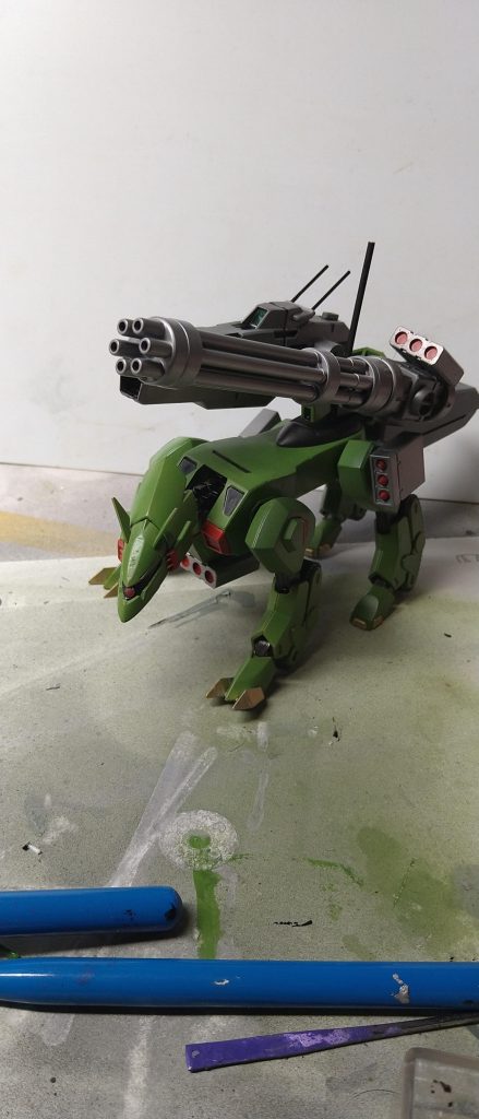 元々のキットよりお腹周りを、3〜4ミリ延長工作しています。もう少しゴテゴテしても良かったかも？。