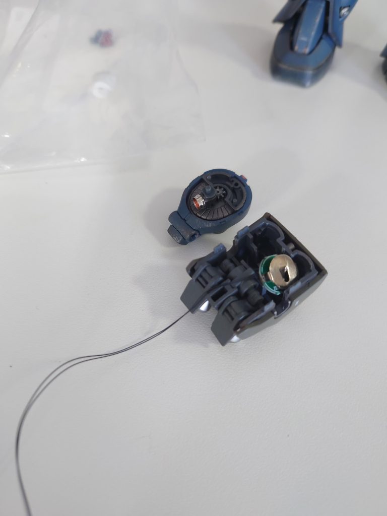 頭に仕込む予定だった磁気スイッチLEDは削ったとうふさの中に収めるのはちょっと厳しかったのでランドセルの中に仕込みました。