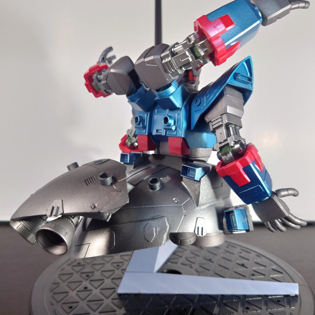 タンク内のエネルギーが無くなり次第破棄し、本体のエネルギーで戦闘を継続!