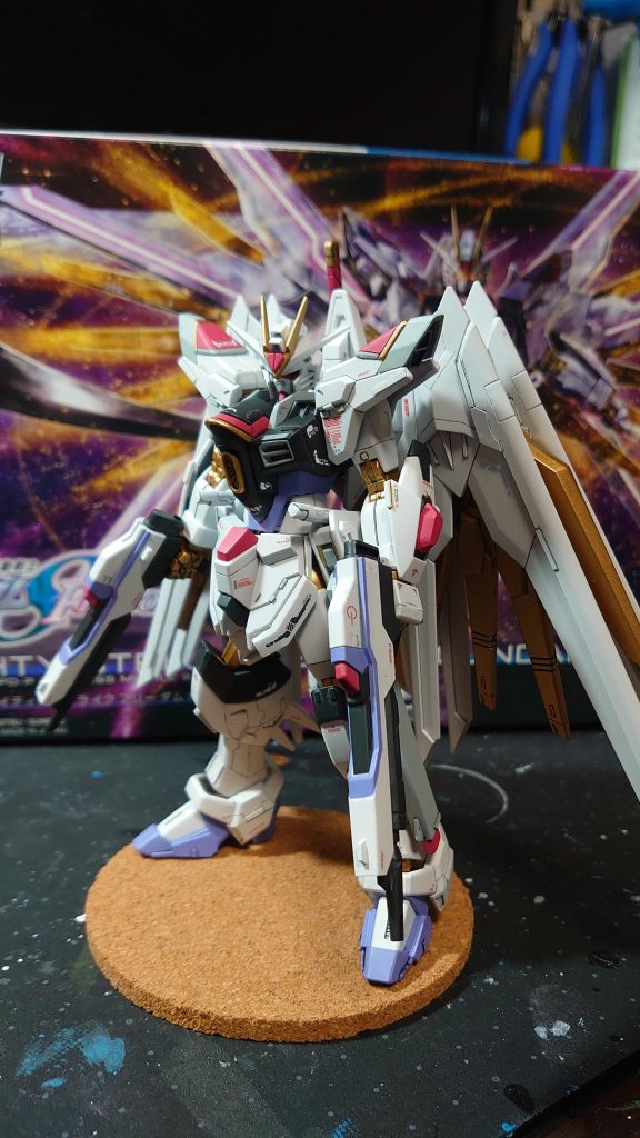 最後はいつもの全身絵で。完成までに2ヶ月。仕事等で忙しかったうえ、エナメル塗料のスミ入れ中に大量にパーツが破損する事故も重なり、とても苦労しました( ´-ω-)ですが、諦めずに完成させることが出来て、今は大満足です。まだまだ、道半ば。これまで通り、気の向くままに、ボチボチ製作していこうと思います(´ω`)