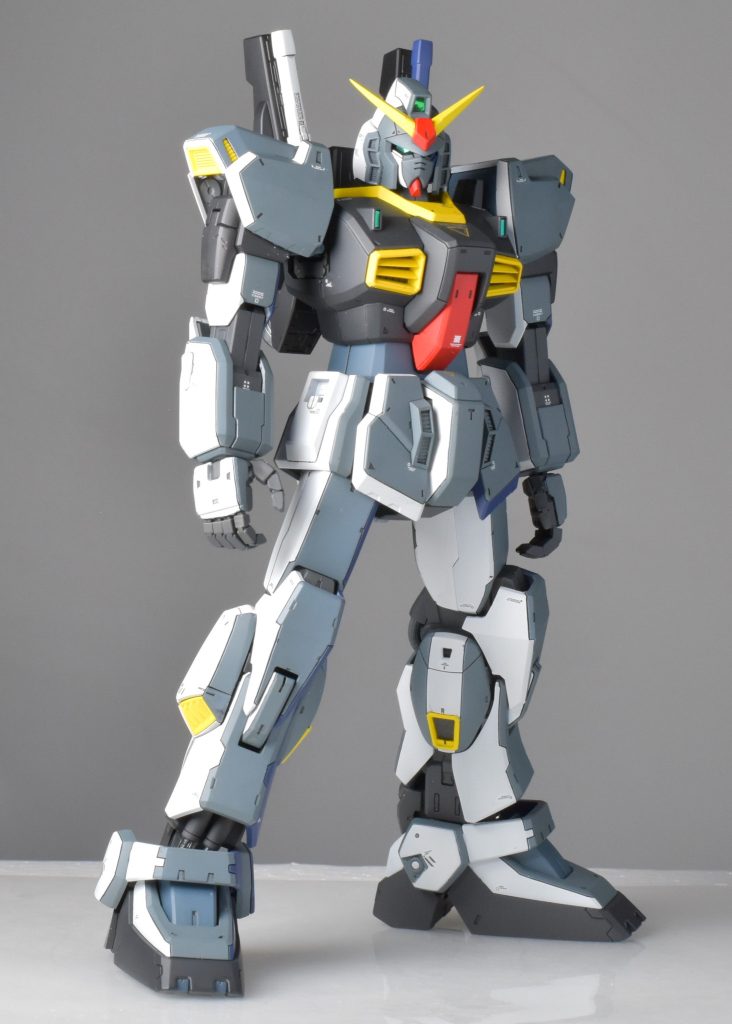 右サイド、白Mk-2スジボリでそれらしいパネルラインを作り、塗分けています