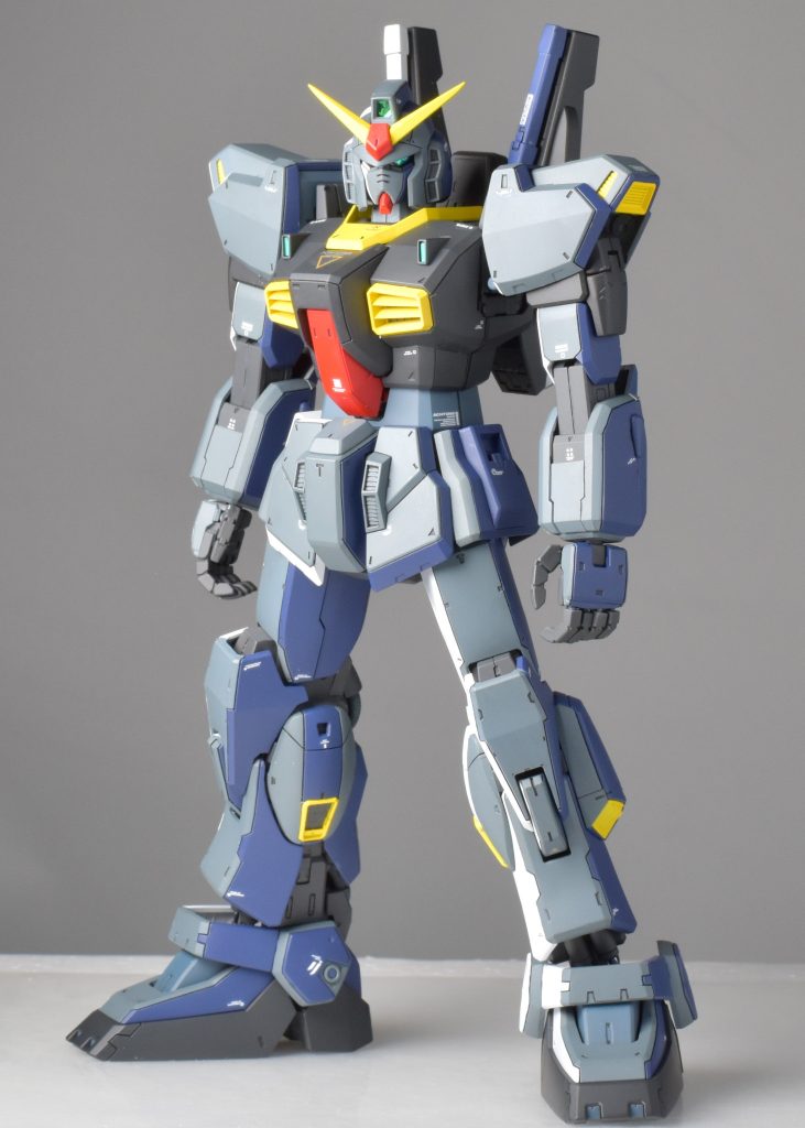 左サイド黒Mk-2中間色は白とティターンズブルーを混色したもので行こうと思っていたのですが、いざ塗ってみるととてもパステルな機体が出来てしまったのでオーシャングレイ2に変更。良い具合に渋くなってくれたと思います