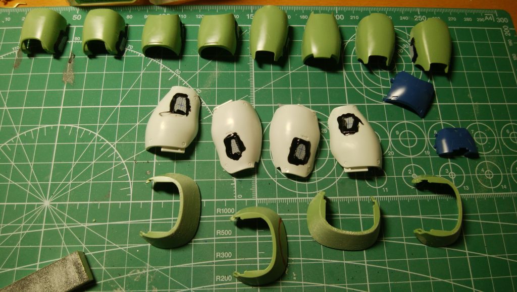 パーツ作っている時の写真です。この頃は瞬間的接着パテは黒でした。今はグレーばっかりです。黒は下地塗りしても透けて来るので、黒はだんだん使わなくなっていきました。真っ黒い塗装にするのならべつです。…その辺は、色を何色にするかで使い分ければ問題ないですね。あまり考えてないです。