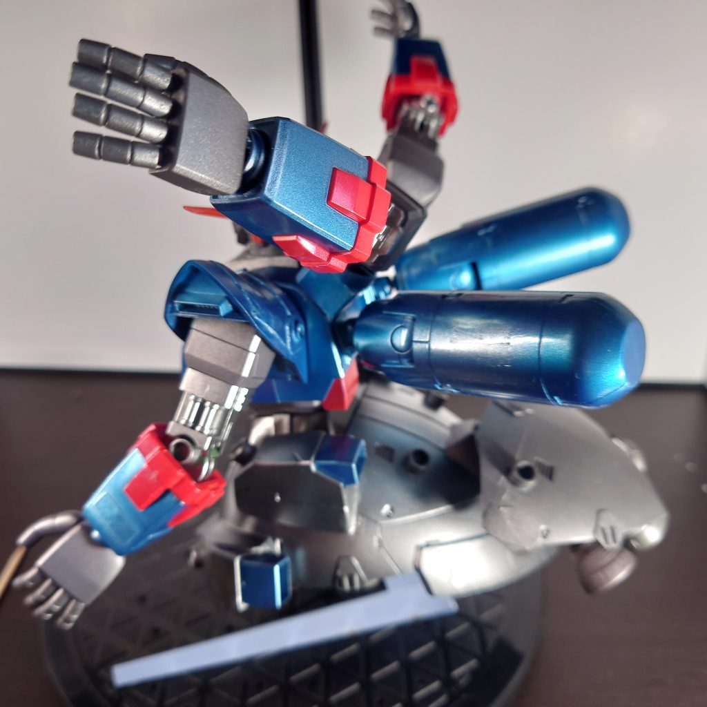 エネルギータンク2本追加装備で長い時間戦闘に参加可能!後部追加ブースターで急加速、急旋回可能!