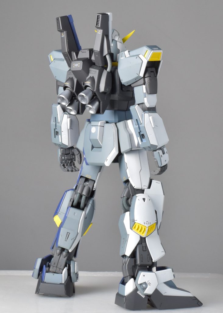 デカールは左右同じデザインを色違いで使用。目には100均のホログラム装飾テープを。これが結構いい仕事をしてくれています。