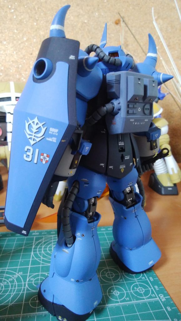 後ろです。バックパックは全くいじってません。足も全然いじってません。この時は腕だけです。シールドの取り付けラックだけ変更、新造してます。