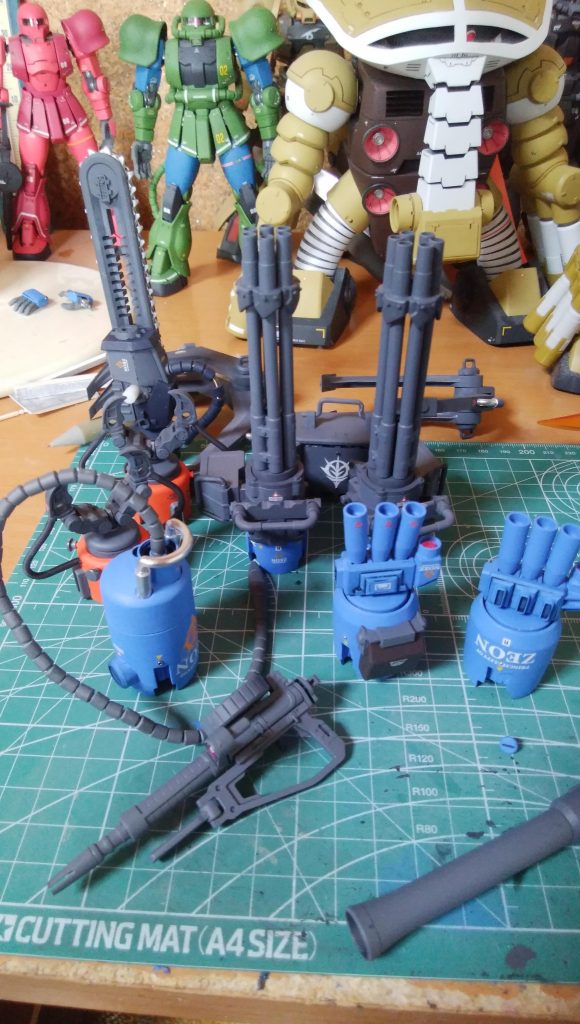 ユニットはこれです。ヒートロッド、3連装バルカン、ガトリング砲、小クロー、大クロー、ガトリング用のマガジンです。コトブキヤでユニット作ってます。手軽に作れて便利です。この頃はスクラッチしても製品並みの精度を確実に出せなかったので、コトブキヤ頼みでした。色んなユニットをさっと取り入れられるので、作っていて楽しかったです(^_^)。