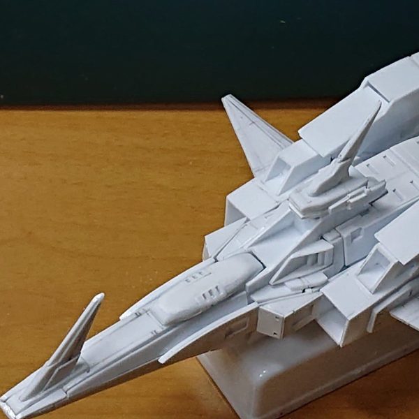 「機動新世紀ガンダムX」終盤に登場！ある意味主役級なんだけど？世間的にはマイナー扱いかな〜設定全長は173ｍなのでモデルサイズ的には15cm弱の所を後部エンジンユニットを好みで伸ばしたため、17〜18cmと長めに製作予定。艦船キットで流用できそうなパーツが見つからず(EXモデルは高価&入手困難だし)現状プラ板メインでのフルスクラッチまだまだ調整中ですが、全体的な形はまとまって来たかな〜と思います。出来る限りプラ板製作した後にエポキシパテ等で曲面の加工に入る予定。よろしければ今後もまた見て下さい。（1枚目）