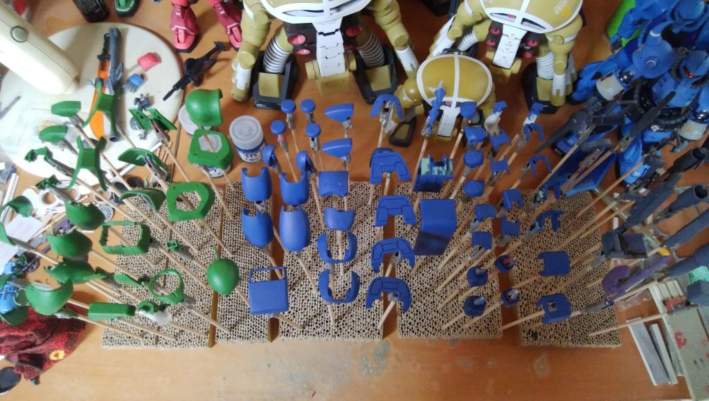 塗装中です。このくらいの規模で乾燥できるのはいいです。今のタコザク、どのくらいになるか…。