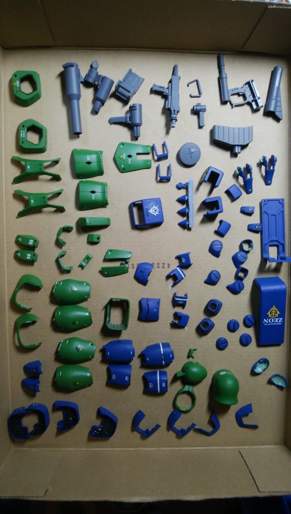 塗装して並べてますね。たぶん、Twitterの投稿用に綺麗に並べたんだと思います。デカールもやり過ぎず、ちょうどいい具合ですね。やっぱりこのくらいが手軽ですね。あと1機、シルバー塗装したものがありますが、出来は悪いです。ビラッザエクストラミラーという塗料で塗ったんですが、これが大変でした。投稿制限が1日2機だそうで、また後日あげてみます。2018年夏の旧ザク祭りでした。それでは、失礼します( ﾉ^ω^)ﾉ。