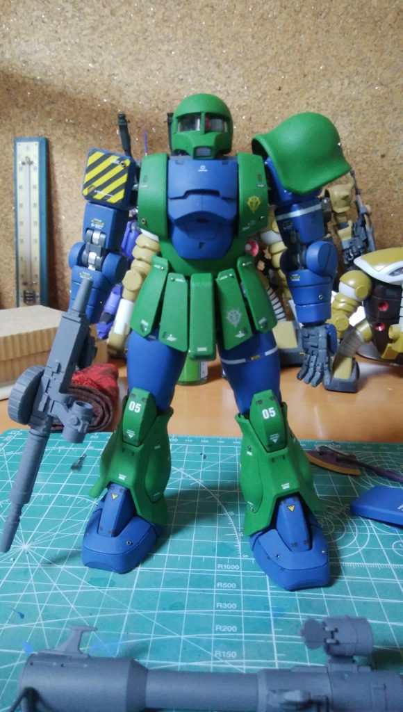 だいたい正面です。ファレホ自体、筆塗りでも綺麗に塗れるように作られてるものだから、やっぱり塗りやすいんです。シタデルより安いし、仙台に行けばボークスでぱぱっと買えるし、色数がとても多いので、その都度、気分で色を手軽に使えるし、なんとなくなんですが、ラッカーよりも暖かみがある気がします。キリッとした表面処理と塗膜でシャープな感じにはなりませんが、なんとなくほんわかした感じが好きです( ･ω･)ﾉ。ボークスではお世話になってますので、推すのは当然の身ではありますが、単純に筆塗りのエントリー塗料としては扱い安いと思います。いきなり塗ってもいい具合に塗れる性能はいいです。フィギュア塗装になると格段に技術を求められますが、ベタ塗り、基本塗装だけなら、初心者でも綺麗に塗れますぞ( ﾉ^ω^)ﾉ。 