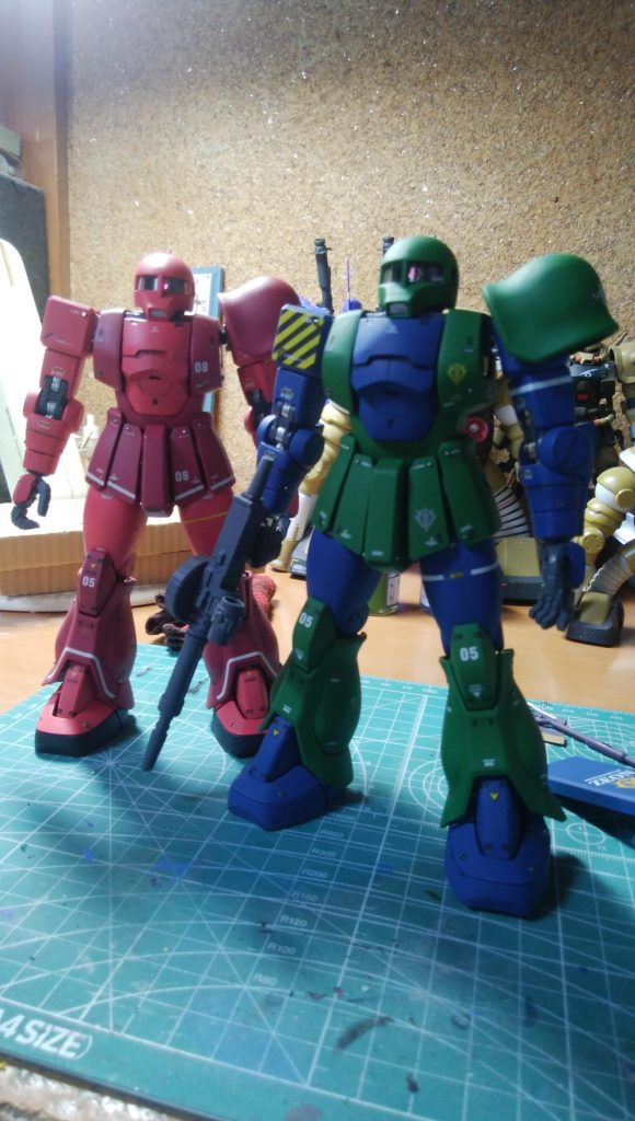 シャア搭乗機とガデム搭乗機のツーショットです。これがしたくて作った覚えがあります。モノアイですが、ヤフオクで携帯のキラキラデコレーションに使うような物で、モノアイ用に3ミリ、4ミリ、5ミリと、裏に銀メッキシールが張られたパーツを売っている方がいらっしゃって、その方から購入したものを使ってます。基部はアドラーズネストのモノアイパーツ4ミリサイズをいつも使ってます。電飾しなくてもなんかちゃんと光って見える優れものです。これは個人的にはずせなくて、儀式的にいつも使ってます(^_^)。