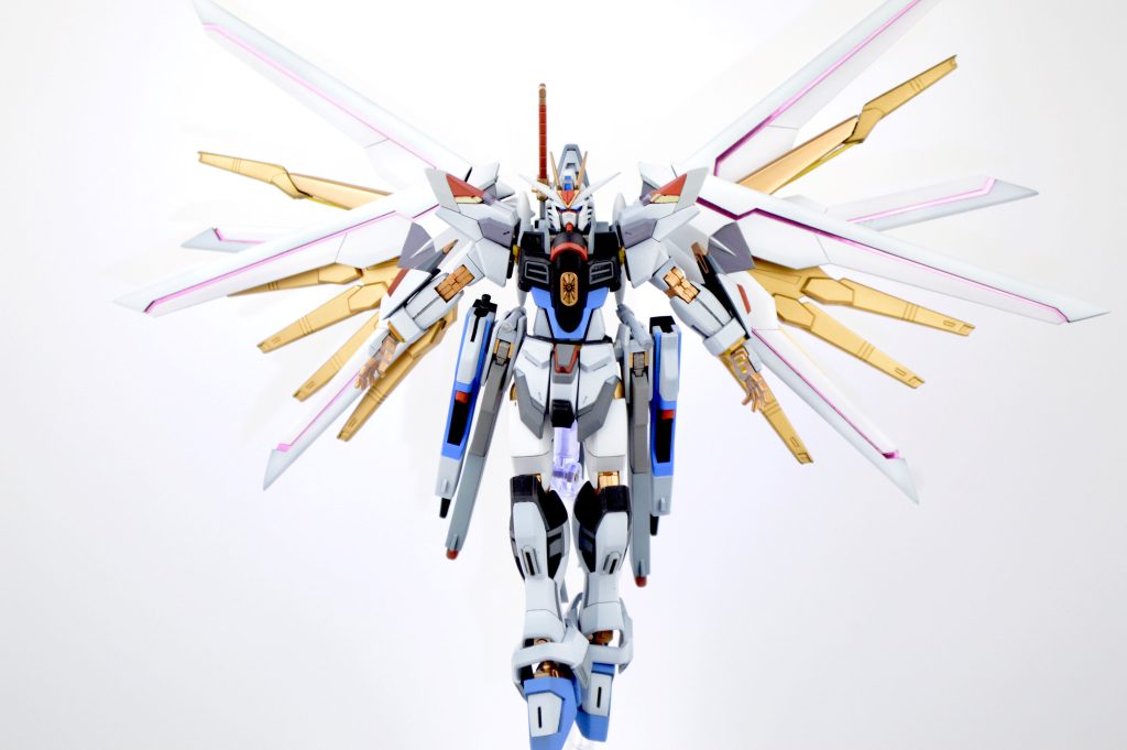 翼は変形用の凸凹をスムージングし、玩具感を軽減できないか試してみましたバランスの気になる金翼は延長しました