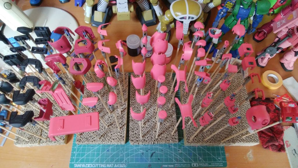 塗装中ですかね。コレノ制作中の写真はこれだけですが、いちおうのせてみます。この頃は、内部フレームは塗ってなくて、トップコートのみだったと思います。可動に支障をきたすのが嫌だったです。…今は塗ってます。可動部は塗ってませんが、最終組み立ての時に穴や軸の類いは被ったトップコートなどは削ってます。2018年夏の振り返りでした。それでは失礼します( ﾉ^ω^)ﾉ。