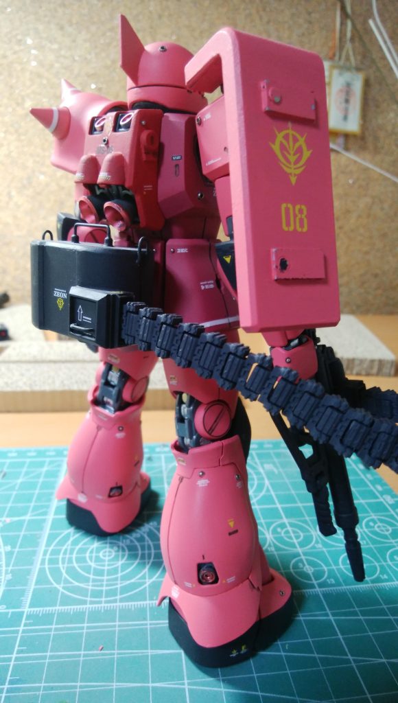 バックビューです。コトブキヤの、アフターパーツを楽しく使いました。バックパックも強化型にしてます。シールドの四角いモールドは、確かバズーカラックつけようとして頓挫したものだと思います。