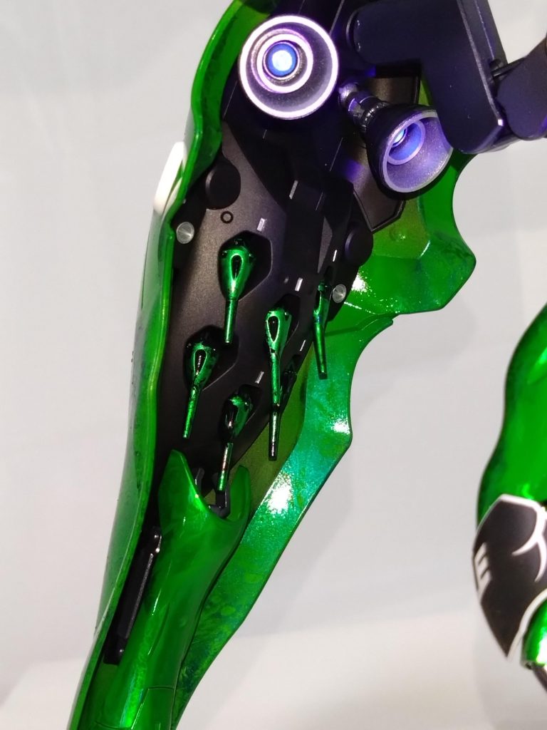 モノアイとバーニア部分は蛍光を塗りました。