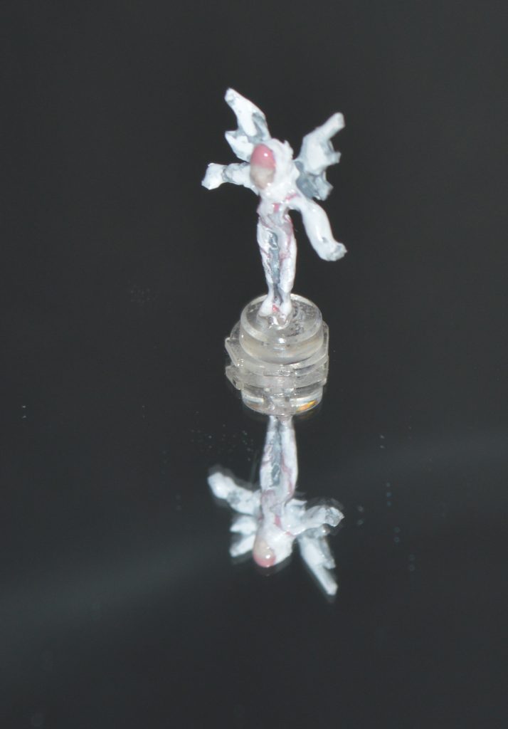 総裁は鉄道模型の人形を切り刻みプラ板で羽を追加、レジンでヘルメットを表現してみました