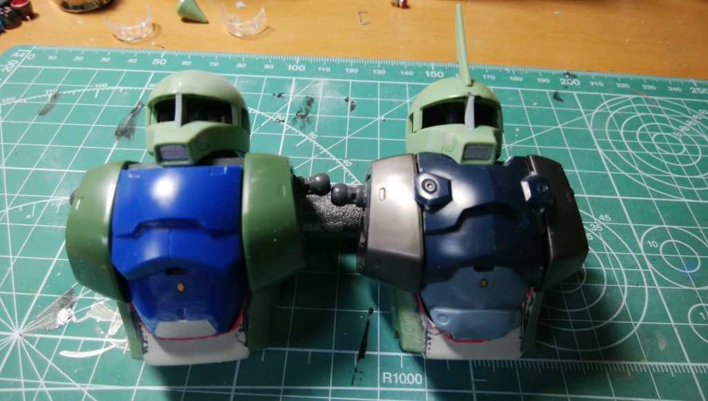 あまり製作途中の写真が残ってないので、ちょっとあげてみます。胸のセンターはver.1.0から。胸左右は、ver.2.0のR型から持ってきてます。お腹はプラ板で埋めて、盛ってきた胸パーツを固定する穴あけてます。頭はドウリョクパイプを外してパーツとエポパテで穴を埋めて、モノアイセンターに支柱を入れて、アンテナを取り付けて終わりです。簡単に作れるのがいいですね。ただ、バンダイの部品注文がWeb化してから、旧ザクのパーツが手に入らなくなって困っています。やはり、シリコンで型を作ってレジン複製するしかなさそうです(ノД`)。