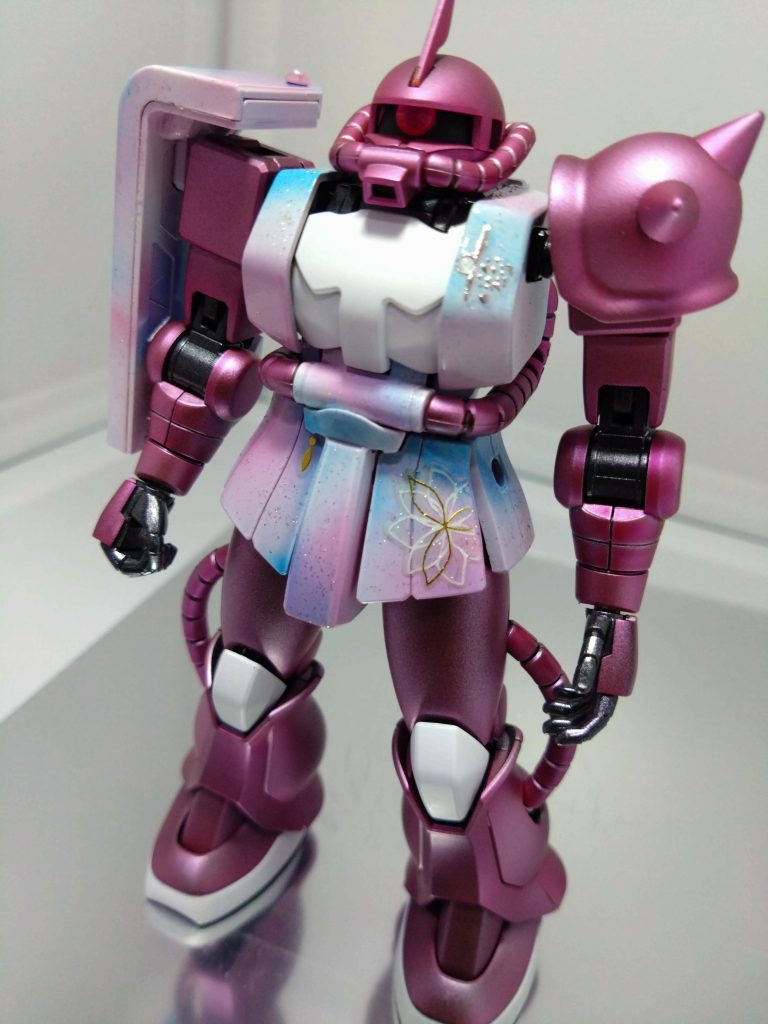 胸、スカート、盾のパステル調グラデーションをやってみたくて製作開始。割と上手く出来たと思います😁１００均のシールやネイル用品も使用。メインのピンクはメタリック艶消しで😀 後ろ姿