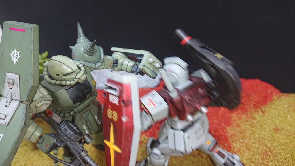 シールドで体当たりですが、接近戦でザクに一撃くらいそうにも見えますな。ジムが主役の投稿ですが、やられっぷりも様になるかなと。どっちにも見えますね 