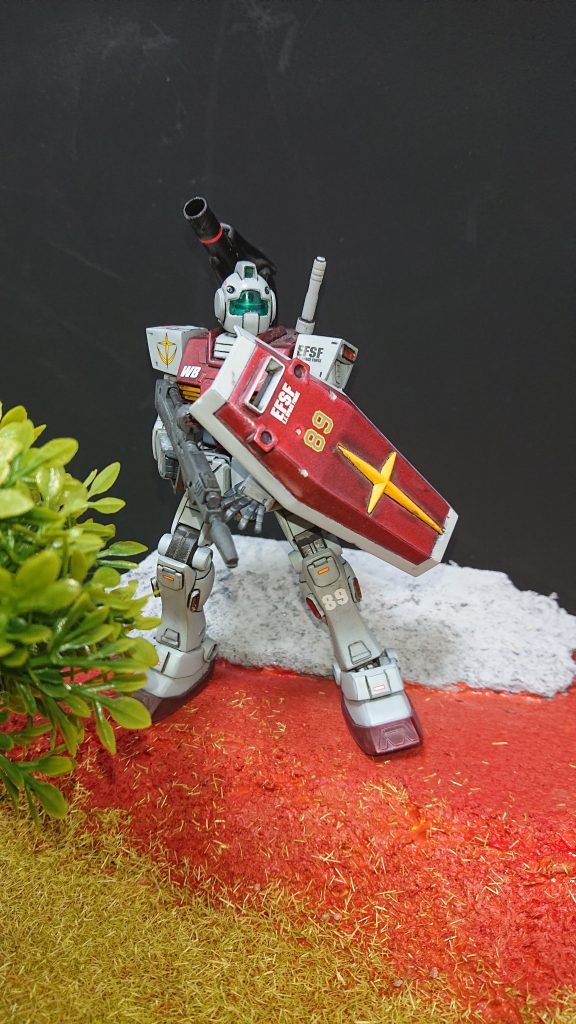 シールドで防御しつつ、ビームライフルで反撃に移ろうとするところ。