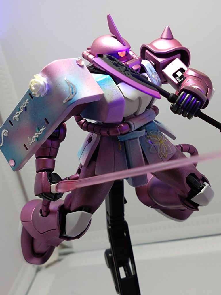 モノアイはラインストーンシールに蛍光ピンクを塗って貼り付け。