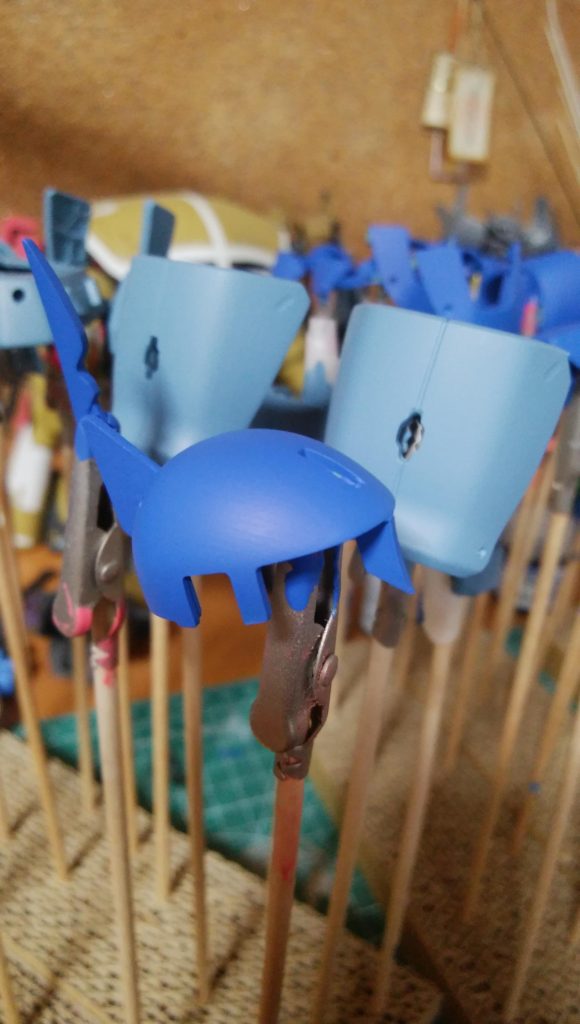 これは塗装中ですね。この頃、持ち手も綺麗です。塗料はファレホで、なんとなく混色して、いいかな?というところでやめて、平筆で塗っています。ブルー系は本当に筆目が出にくくて楽です。初めて塗る人におすすめです。