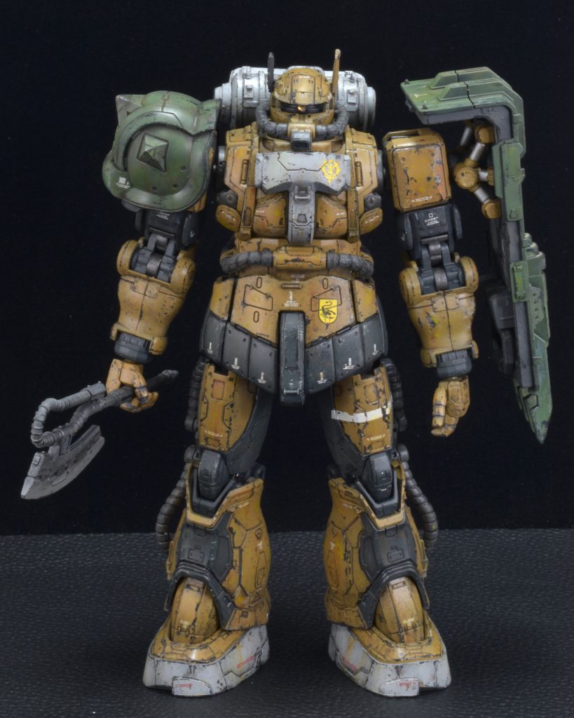 頭が小さく肩幅が広いせいか、大型肩アーマーと頭の間にある空間がポッコリ抜けてなんか間が持たねぇ…!ということでランドセルに増槽をくっつけて正面から見たときの隙間を埋める。その他、肩関節を幅詰めしたり、胸部装甲を少し盛り上げたり、なんやかんやする。