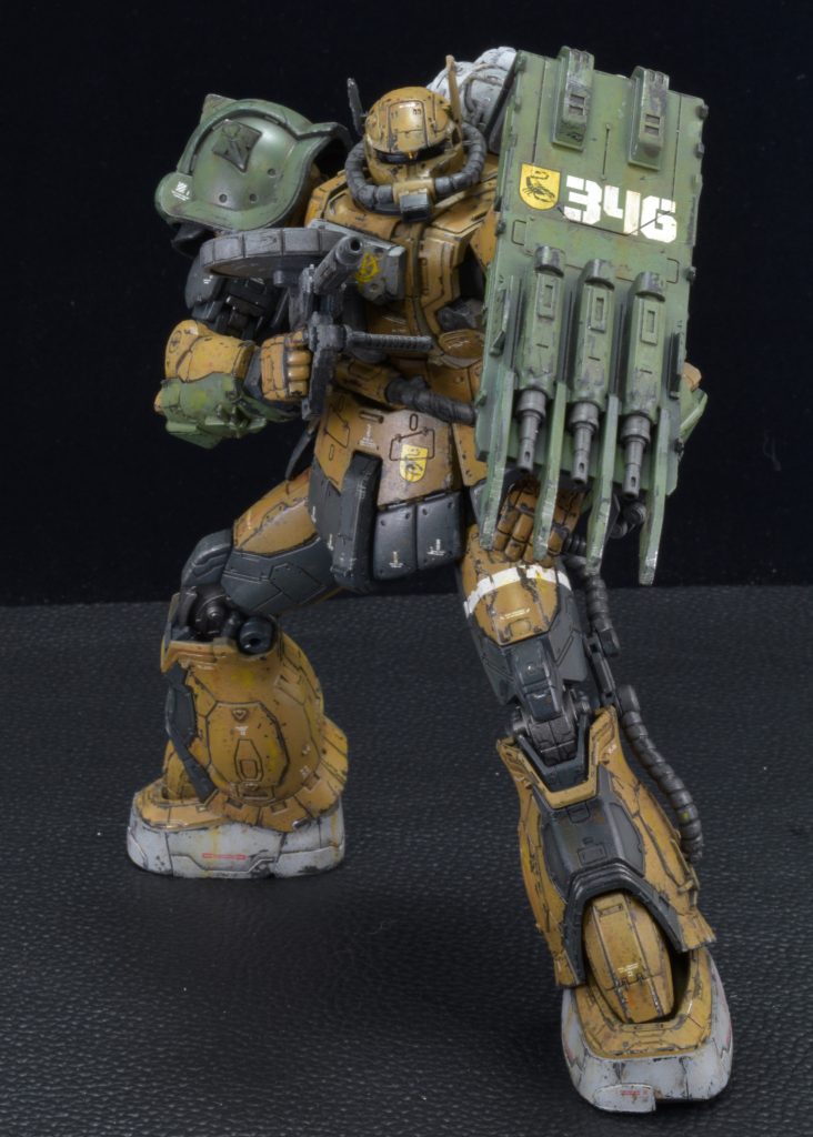 シールドを構えながら火器を使うってポーズを取らせたかったので、ブンドドしてた幼少時から、シールドは左肩装備派。原作と違う?そんなこと言ってるからジオンは負けんだよ。