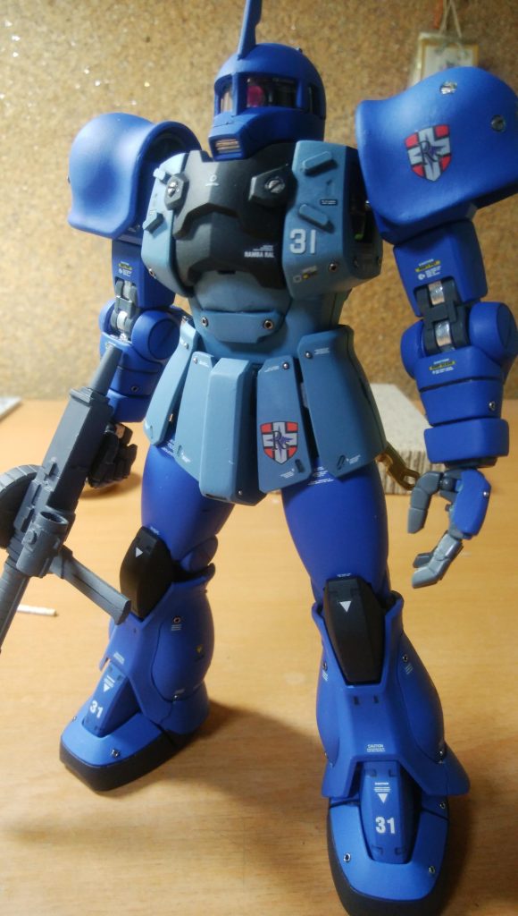 旧ザクは作っていて楽しいですね。作るのも楽で、余計な手を入れなければほぼかっこよくまとまってくれるのは、元のver.2.0の完成度がとんでもなく高いことの表れでしょうか。ここをこうしようとか、手を入れたいと思わないんです。個人的な感想です。あと手を出してかっこわるくなるのが怖いのが大きいです(TДT)。