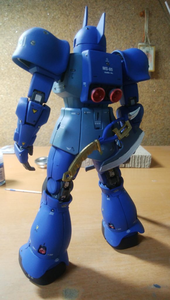 後ろです。できるだけ設定に準じて、自己主張はしていません。デカールの貼り方くらいです。あまりド派手にデカールも貼っていません。このくらいが一番作りやすくていいですね。オリジナル物を考えると、かっこよさとかオリジナル遵守するところとか、あれこれ考えないといけないのも楽しいんですが、最近はつらいところもあって、本来の設定を追いかける作り方も楽しいものだと思います。今、自己主張激しいのばかりで、「この頃は純粋に楽しかった…」と少し後悔しています(´Д` )。