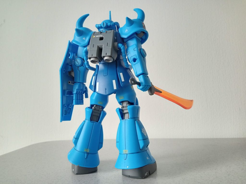 初期のHGグフも、マシンガンが付属していて、プロポーションも良かったですけど、可動やサーベルがクリアパーツになっている部分はリバイバル版に分がありますね。