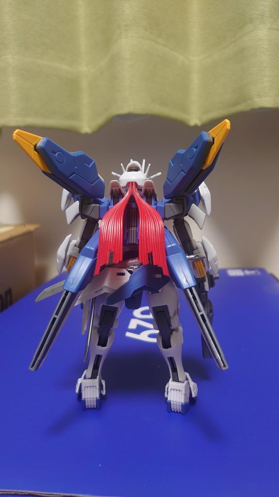 背面から。1/100HG ヴァーチェ より、ナドレのケーブルを拝借し、後ろで束ねた髪のようにしました。エリーらの赤髪という有機物な要素とGUNDの赤く妖しい発光を彷彿とさせるため気に入っています。背面の差し色としても、良い感じじゃないかなと思います。
