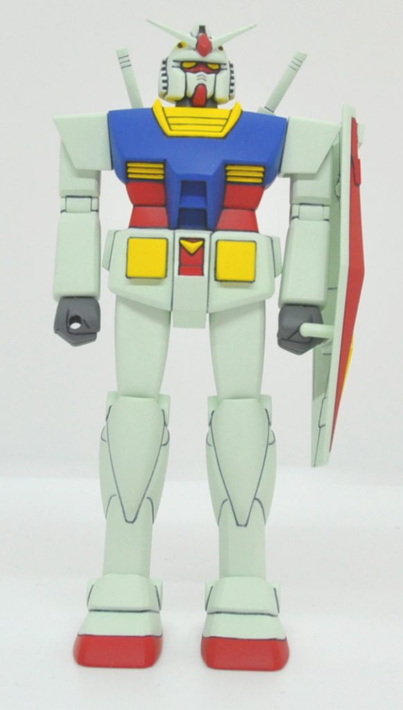 正面今まで作ってきたザクやガンキャノン、各種MA系に比べると、後ハメの効かない所が多い関節に色数が多く複雑な形状の胴体と、今まで作ってきたファーストの旧キットの中では一番苦労しました。今一つ洗練されてないというか。